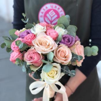 Свадебный букет из роз и эвкалиптов